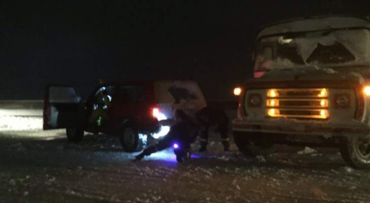 انقاذ 15 سيارة احتجزتها الثلوج على طريق المروج الزعرور