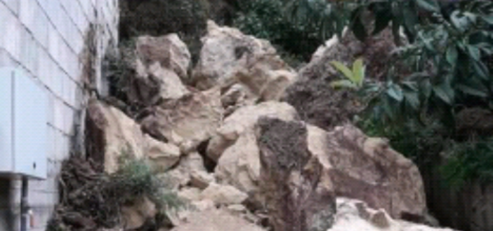 انهيار صخور من مغارة في قبة حلبا سقطت بالقرب من منزل