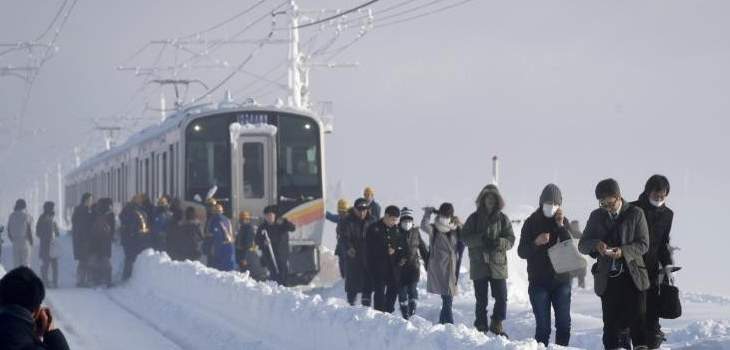 الثلوج توقف رحلة قطار ياباني 15 ساعة