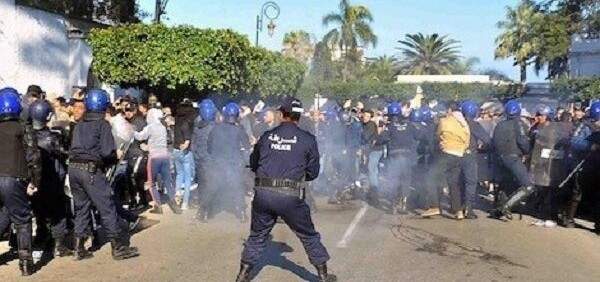 الشرطة الجزائرية: توقيف 75 متظاهرا و إصابة 11 شرطيا بجروح في تظاهرات اليوم