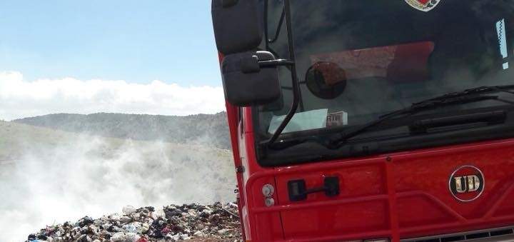 الدفاع المدني: إخماد حريق شب داخل مكب النفايات في جبال نقطة المصنع الحدودية