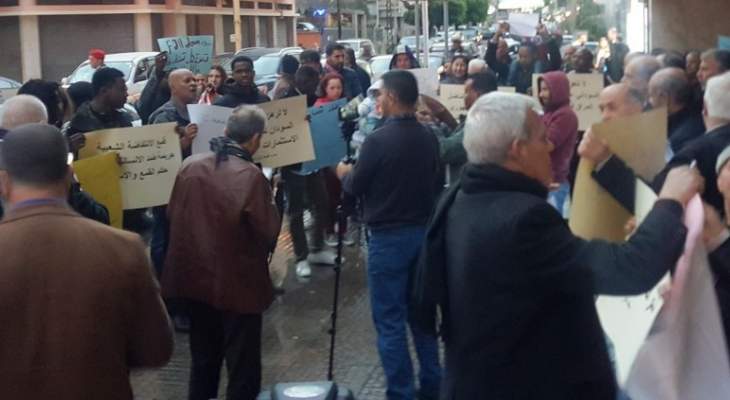 وقفة احتجاجية أمام السفارة السودانية في بيروت دعما للانتفاضة الشعبية بالسودان
