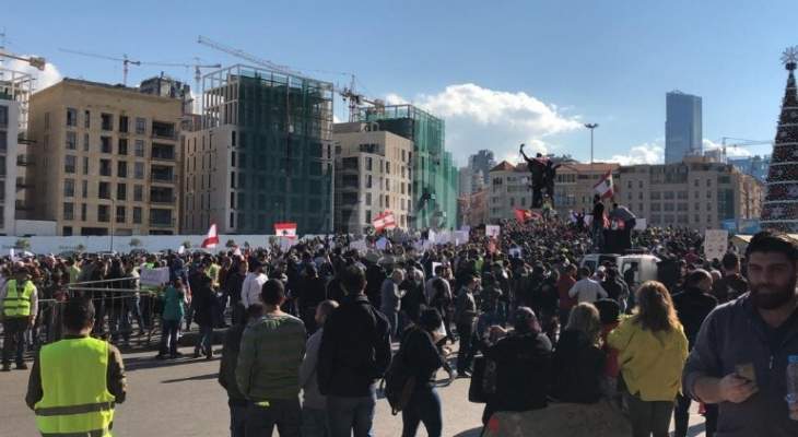 ‏النشرة: القوى الأمنية تعمل على اخراج المتظاهرين من ساحة رياض الصلح 