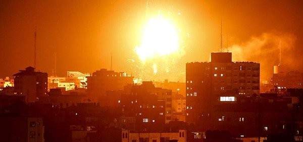 غارة إسرائيلية تستهدف مبنى للأمن الفلسطيني في مدينة غزة وتدمره بالكامل