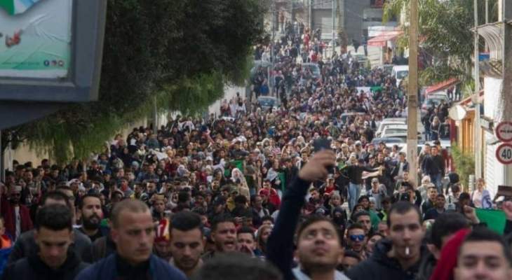 رويترز: احتجاجات اليوم بالجزائر هي الأكبر منذ بدء المظاهرات الشهر الماضي