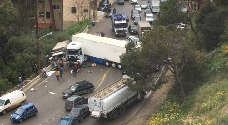 جريح نتيجة تصادم بين شاحنة وبيك آب على اوتوستراد بيروت البقاع بعاريا