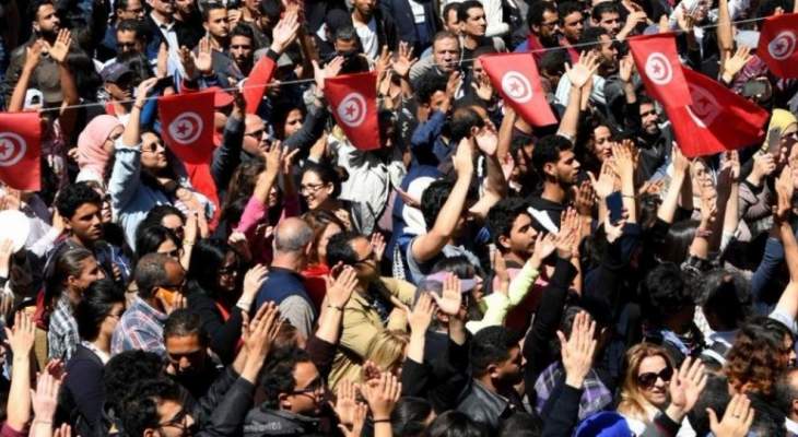 إضراب عام في القطاع الحكومي في تونس وشلل في المدارس وحركة النقل 