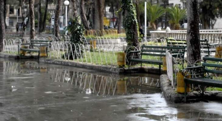 النشرة: تساقط أمطار غزيرة بدمشق والمياه غمرت الشوارع