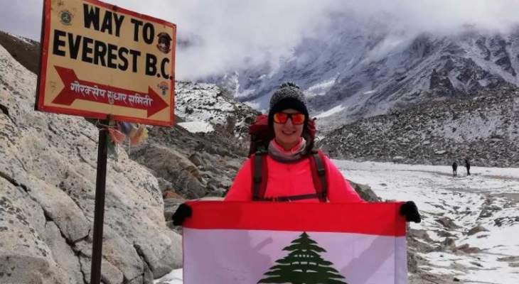 المتسلقة سلام ترفع العلم اللبناني الموقع من الرئيس عون على علو 5350 م