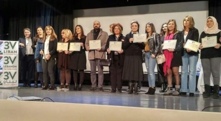 توزيع الجوائز على الفائزين في المسابقة المدرسية عن اللاعنف