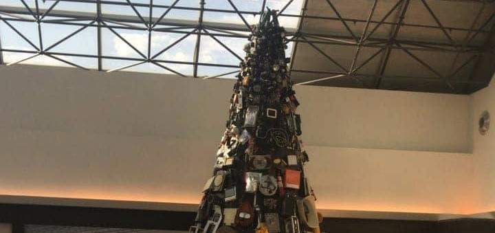 مسافرون يعبرون عن إمتعاضهم بسبب شجرة ميلادية غير لائقة في مطار بيروت