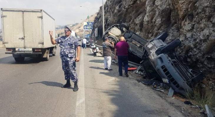 جريح اثر تصادم بين مركبتين وانقلابهما على أوتوستراد الجية باتجاه بيروت