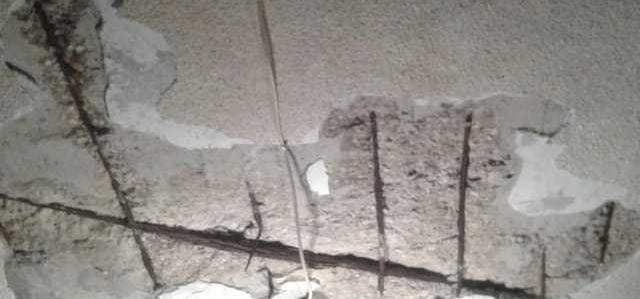 نجاة عائلة بأعجوبة بعد سقوط أجزاء من سقف منزلها في صيدا القديمة 
