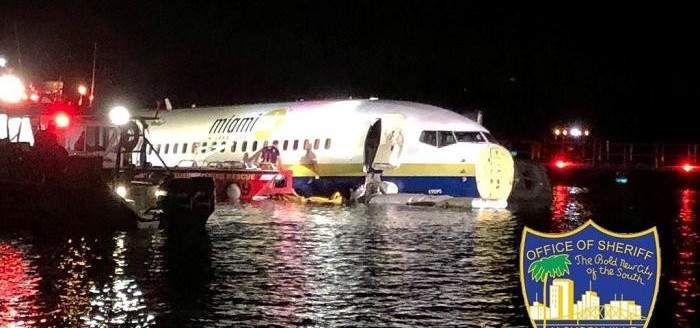 طائرة بوينغ 737 على متنها 136راكبا تهبط اضطراريا في نهر بولاية فلوريدا