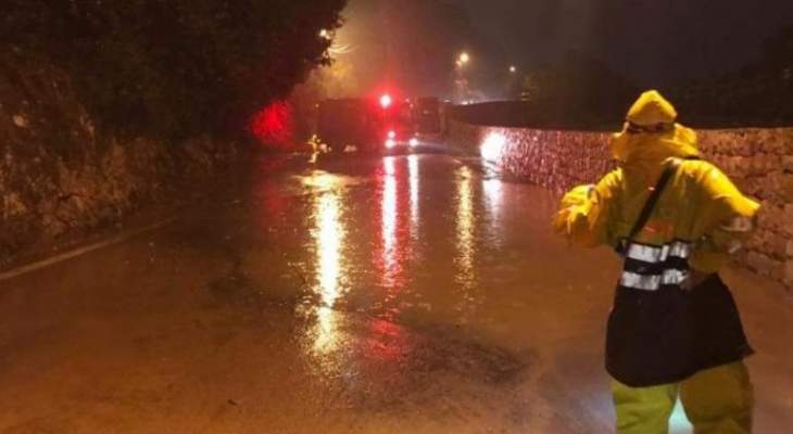 إنقاذ مواطنين علقوا داخل سياراتهم بزوق مصبح بسبب تجمع مياه الامطار