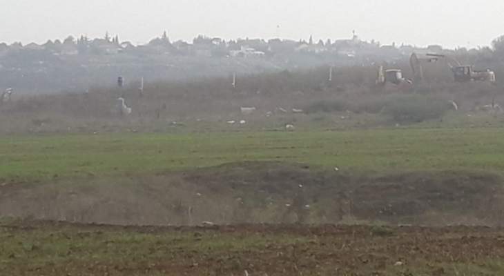 الجيش الاسرائيلي يقوم بحفر خنادق قرب الخط الازرق في العديسة 