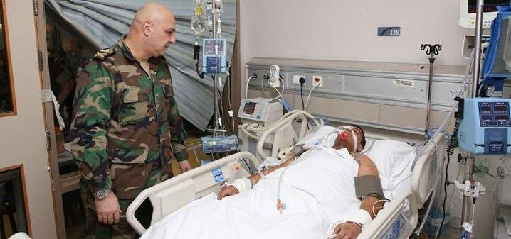 قائد الجيش تفقد العسكريين الجرحى الذين أصيبوا في الإشتباك بدار الواسعة