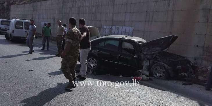 اصطدام سيارة بحائط جانب اوتوستراد الرميلة باتجاه بيروت تسبب بازدحام مروري