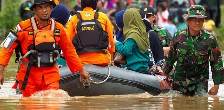 30 قتيلا في فيضانات وانزلاقات تربة في إندونيسيا 