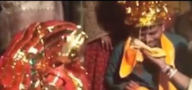 عريس هندي يبكي بعد تزويجه تحت تهديد السلاح 