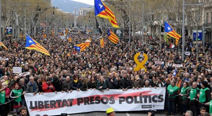 ناشطون مؤيدون لاستقلال كتالونيا يحتجون على اعتقال الرئيس السابق للإقليم