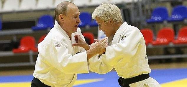 روسية تطرح بوتين أرضا خلال مباراة &quot;الجودو&quot;