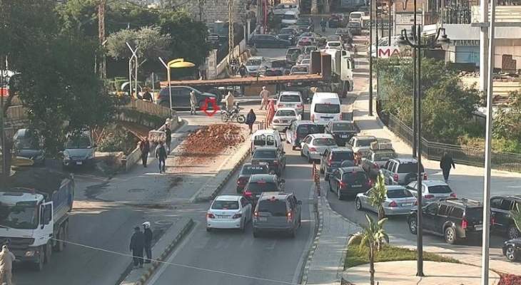 التحكم المروري: سقوط حمولة شاحنة في انطلياس وحركة المرور كثيفة