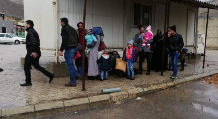 400 نازح سوري يتجمعون عند نقطة المصنع استعدادا للعودية لبلدهم