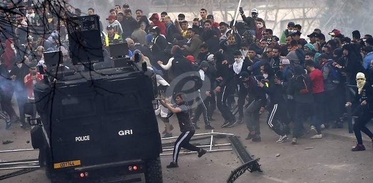 الشرطة الجزائرية تستخدم خراطيم المياه لتفريق المتظاهرين في العاصمة الجزائر 