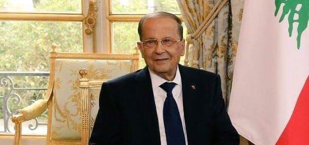 الرئيس عون يمنح ماكرون القلادة الذهبية الكبرى من وسام الأرز الوطني