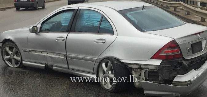 اصطدام سيارة بالفاصل الوسطي على اوتوستراد الرئيس الهراوي والاضرار مادية