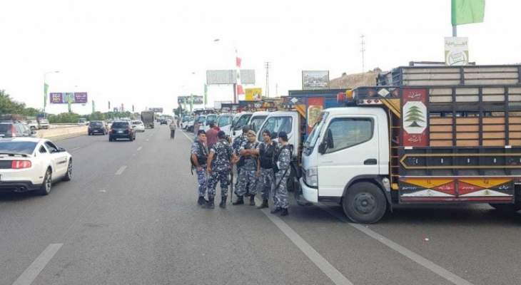 اعتصام لسائقي الشاحنات الصغيرة بالجنوب احتجاجاً على منافسة غير اللبنانيين على لقمة عيشهم