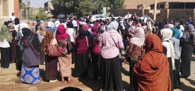 التايمز: نساء السودان ينقلن الانتفاضة من مواقع التواصل إلى الشارع