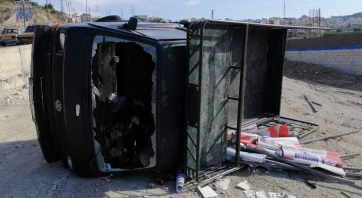 النشرة: انقلاب شاحنة على اوتوستراد الحاج أحمد نجيب الشماع في صيدا