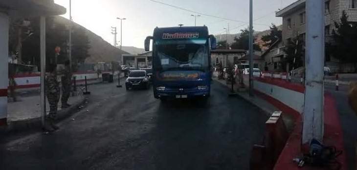 وصول 10 حافلات إلى معبر المصنع تمهيدا لنقل نازحين إلى الداخل السوري