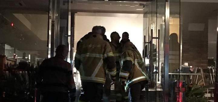 الدفاع المدني: إخماد حريق شب داخل مستودع مطعم على اوتوستراد زحلة