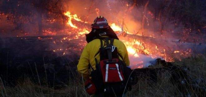 رجال الإطفاء يواصلون مكافحة حرائق كاليفورنيا 
