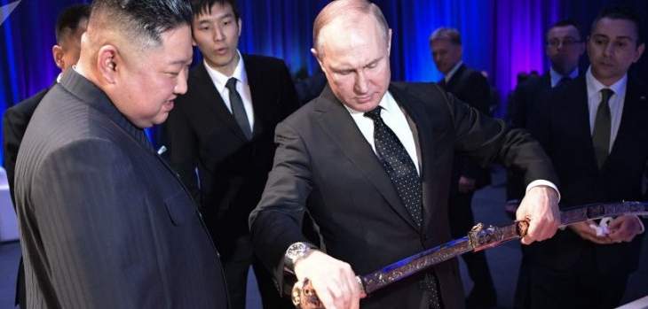 كيم جونغ أون يهدي بوتين سيفاً كورياً بعد المحادثات بين الجانبين
