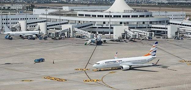 إصابة أكثر من 12 شخصا وتضرر طائرات بسبب اعصار في مطار أنطاليا الدولي