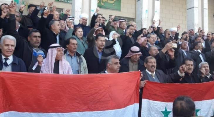 النشرة: مئات الاهالي من القامشلي يرفعون العلم السوري وينددون بالتدخلات