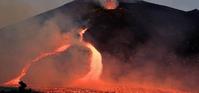 سلطات اندونيسيا ترفع مستوى التحذير بسبب بركان أناك كراكاتاو