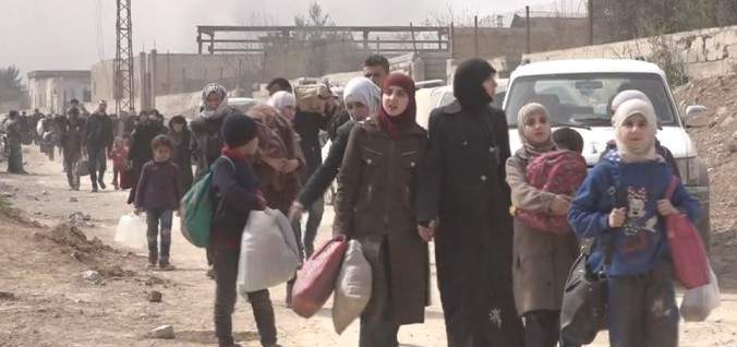 وصول مدنيين ومقاتلين تم إجلاؤهم من حرستا إلى إدلب