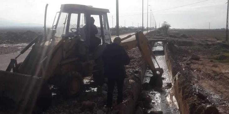 وزارة الأشغال: آليات الوزارة بدأت بإزالة الأتربة وفتح الطرق في القاع