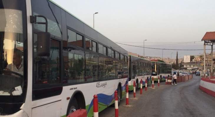 وصول ثلاث حافلات من سوريا الى المصنع لنقل دفعة من النازحين السوريين