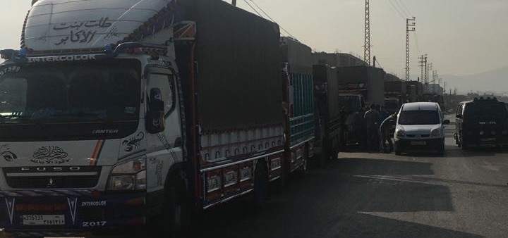 إعتصام لسائقي شاحنات النقل الصغيرة بالعبدة احتجاجا على منافسة السوريين لهم