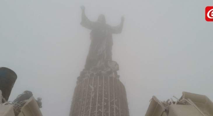 النشرة: رفع ثاني اكبر تمثال للمسيح في العالم ببلدة صيدنايا السورية 