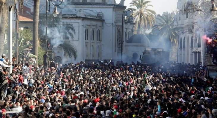 سكاي نيوز: مليون متظاهر خرجوا بالجزائر العاصمة احتجاجا على ترشح بوتفليقة