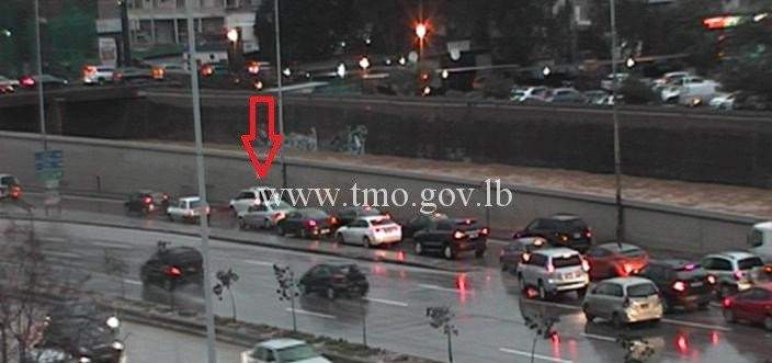 التحكم المروري: تعطل مركبة على الطريق البحرية بيروت وحركة المرور كثيفة