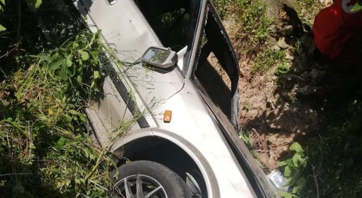 النشرة: جريحان في حادث انقلاب سيارة في وادي الزرارية
