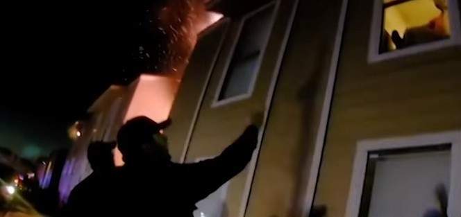 شرطي يلتقط طفلا قفز من نافذة بيت يحترق